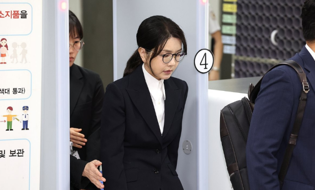 윤석열 전 대통령 부인 김건희 여사가 지난 12일 구속 전 피의자 심문영장실질심사을 마친 뒤 서울 서초구 서울중앙지법을 나서고 있다 사진연합뉴스