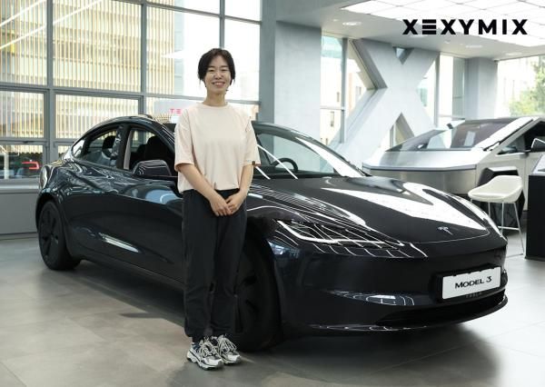 이벤트 1등 당첨자가 경품 차량인 테슬라 모델 3 계약 후 기념 사진을 촬영하고 있다 사진젝시믹스