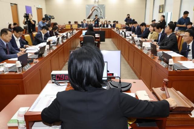 11일 서울 여의도 국회에서 열린 과학기술정보방송통신위원회 전체회의에서 최민희 위원장이 의사봉을 두드리고 있다 사진연합뉴스