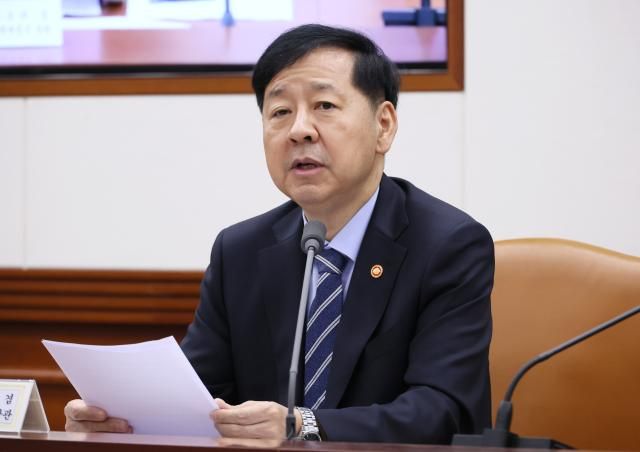 구윤철 부총리 겸 기획재정부 장관이 10일 서울 종로구 정부서울청사에서 열린 성장전략TF 겸 산업경쟁력강화 관계장관회의에서 발언하고 있다사진연합뉴스
