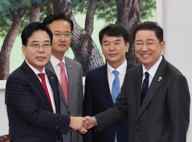 더불어민주당 김병기 원내대표 국민의힘 송언석 원내대표가 10일 서울 여의도 국회에서 회동을 갖고 있다 202591