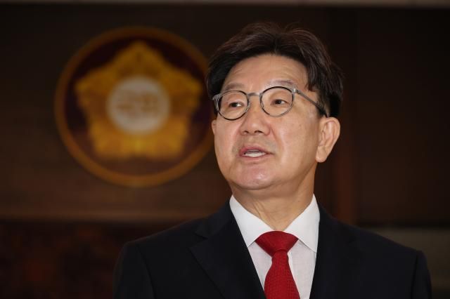 권성동 국민의힘 의원이 11일 서울 여의도 국회 본회의장을 나서 입장을 밝히고 있다 사진연합뉴스