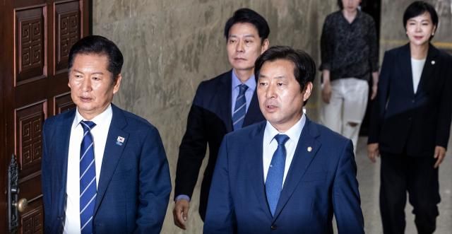 더불어민주당 정청래 대표가 11일 국회에서 본회의를 앞두고 열린 비공개 의원총회에 입장하고 있다사진연합뉴스