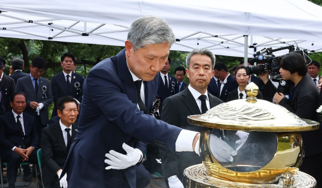 노태우 전 대통령 아들 노재헌씨가 지난 8월 서울 동작구 국립서울현충원 고 김대중 전 대통령 묘역에서 분향하고 있다 사진연합뉴스