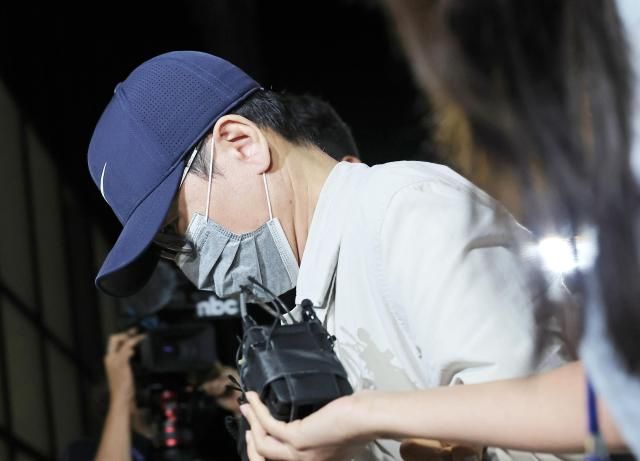 삼부토건 주가조작 사건으로 수사받다가 도주한 이기훈 삼부토건 부회장겸 웰바이오텍 회장이 경찰에 체포돼 11일 서울 종로구에 마련된 김건희특검 사무실로 들어서고 있다 사진연합뉴스