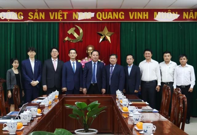 대한전선은 지난 10일 자회사인 대한비나TAIHAN CABLE VINA의 초고압 케이블 공장 건설과 관련해 베트남 동나이성Đồng Nai 당국과 협의를 진행했다고 밝혔다 사진은 대한전선과 동나이성 관계자가 기념 촬영을 하는 모습 사진대한전선