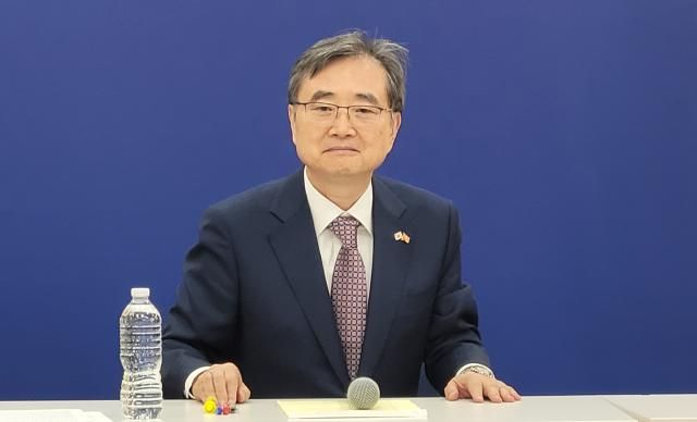 조현 외교부 장관이 10일현지시간 미 워싱턴DC 주미대사관에서 한국 취재진과 간담회를 하고 있다 사진연합뉴스