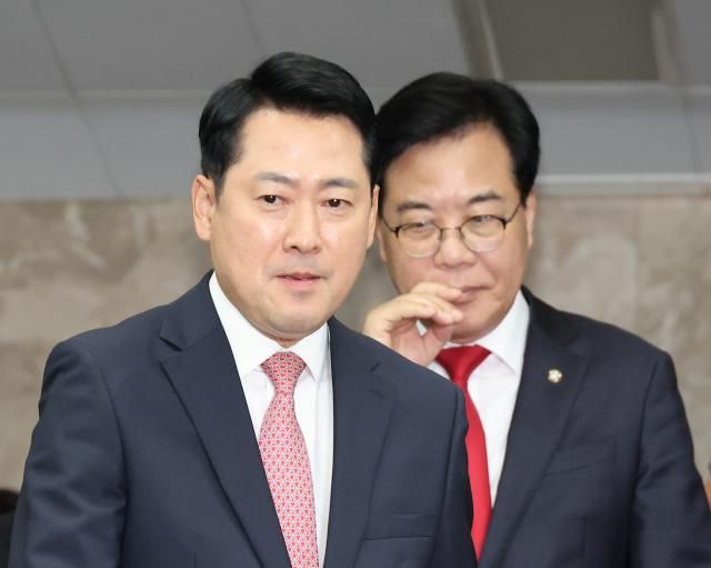 장동혁 국민의힘 대표와 송언석 원내대표가 8일 서울 여의도 국회에서 열린 의원총회에 참석하고 있다 사진연합뉴스