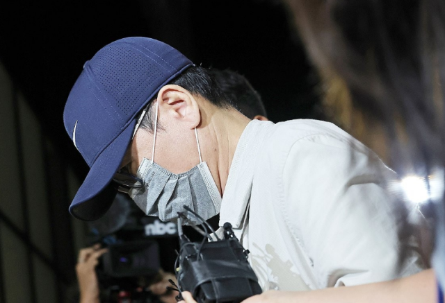 삼부토건 주가조작 사건으로 수사 받다가 도주한 이기훈 삼부토건 부회장 겸 웰바이오텍 회장이 경찰에 체포돼 11일 서울 종로구에 마련된 김건희 특검 사무실로 들어서고 있다 사진연합뉴스