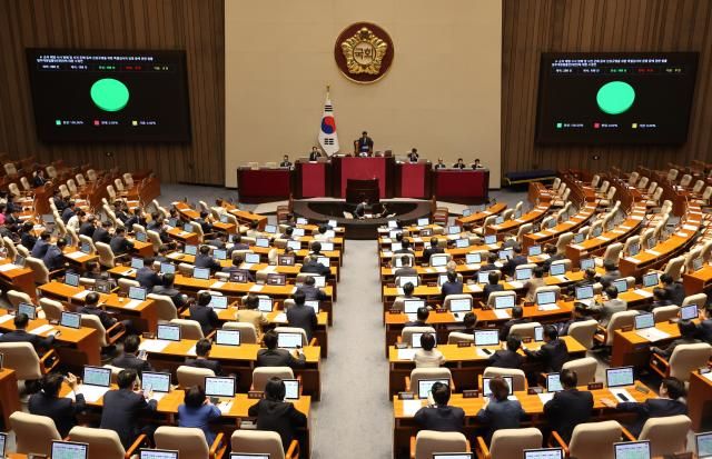 11일 국회 본회의에서 순직 해병 수사 방해 및 사건 은폐 등의 진상규명을 위한 특별검사의 임명 등에 관한 법률 일부개정법률안에 대한 수정안이 여당 주도로 통과되고 있다사진연합뉴스