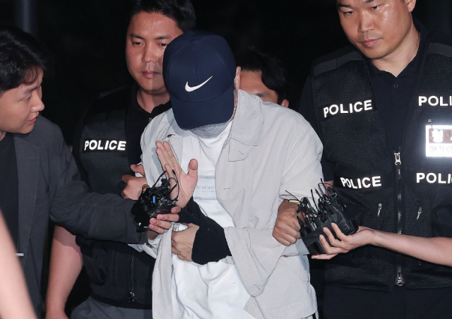 삼부토건 주가조작 사건으로 수사받다가 도주한 이기훈 삼부토건 부회장 겸 웰바이오텍 회장이 경찰에 체포돼 11일 서울 종로구에 마련된 김건희 특검 사무실로 들어서고 있다 사진연합뉴스