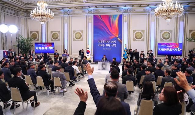 이재명 대통령이 11일 청와대 영빈관에서 열린 취임 100일 기자회견 회복을 위한 100일 미래를 위한 성장에서 취재진 질문을 받고 있다 사진연합뉴스