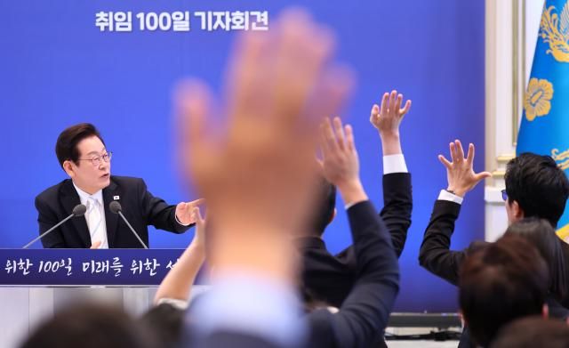 이재명 대통령이 11일 청와대 영빈관에서 열린 취임 100일 기자회견 회복을 위한 100일 미래를 위한 성장에서 취재진 질문을 받고 있다 