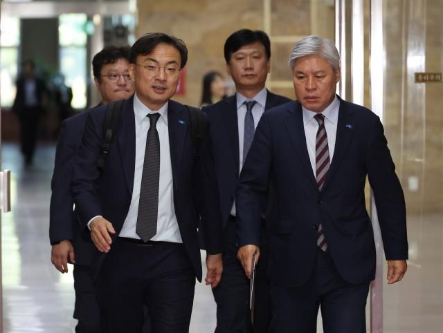 조국혁신당 서왕진 신장식 의원이 11일 서울 여의도 국회에서 열린 조국혁신당 제16차 당무위원회의에 참석하고 있다사진연합뉴스