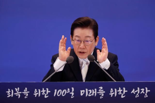 이재명 대통령이 11일 청와대 영빈관에서 열린 취임 100일 기자회견에서 취재진 질문에 답변하고 있다 사진대통령실통신사진기자단 