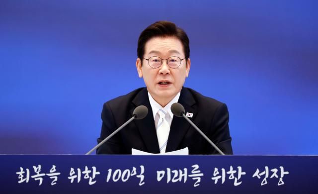 이재명 대통령이 11일 청와대 영빈관에서 열린 취임 100일 기자회견 회복을 위한 100일 미래를 위한 성장에서 발언하고 있다사진연합뉴스