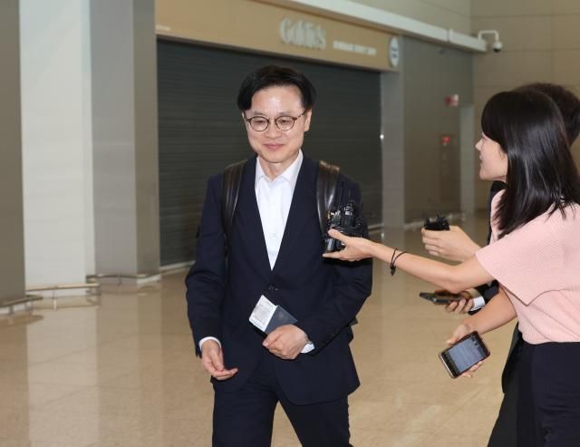 김정관 산업통상자원부 장관이 지난달 22일 미국 방문을 위해 인천국제공항 2터미널을 통해 출국하고 있다 사진연합뉴스