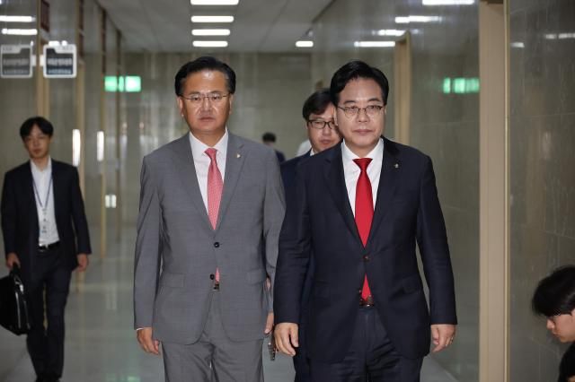 송언석 국민의힘 원내대표와 유상범 원내수석부대표가 10일 서울 여의도 국회에서 김병기 더불어민주당 원내대표와 문진석 원내수석부대표를 만나기 위해 이동하고 있다 사진연합뉴스