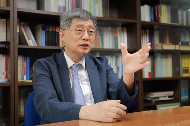 장영수 고려대 법학전문대학원 명예교수가 9일 아주경제와의 인터뷰에서 검찰개혁에 대한 자신의 생각을 말하고 있다 사진유대길 기자