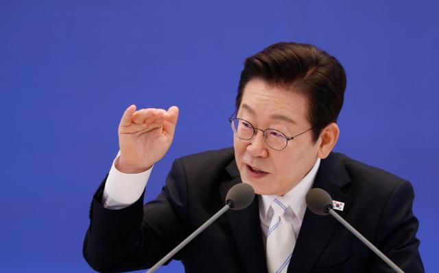 이재명 대통령이 11일 청와대 영빈관에서 열린 취임 100일 기자회견에서 코스피 관련 발언을 하고 있다사진연합뉴스