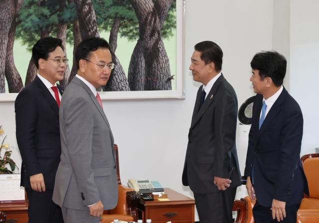 김병기 더불어민주당 원내대표 송언석 국민의힘 원내대표가 10일 서울 여의도 국회에서 회동을 갖고 있다 사진연합뉴수