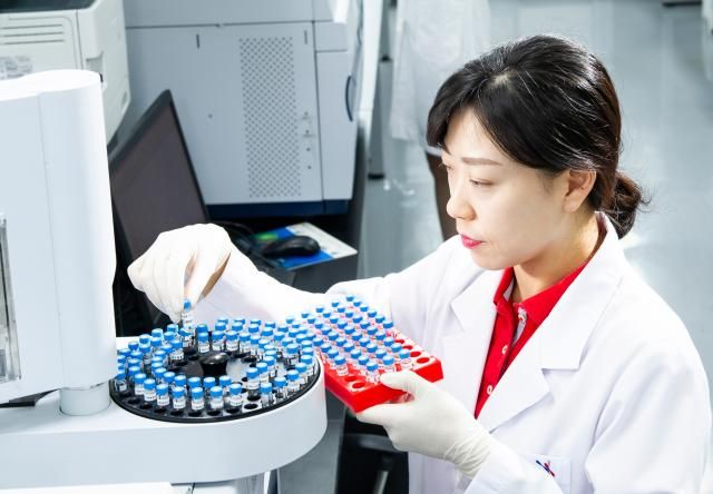 KGC인삼공사 RD 제품화연구소 연구원이 실험을 하고 있다 사진KGC인삼공사