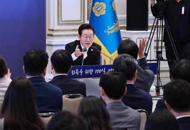 이재명 대통령이 11일 청와대 영빈관에서 열린 취임 100일 기자회견 회복을 위한 100일 미래를 위한 성장에서 취재진의 질문을 받고 있다사진연합뉴스