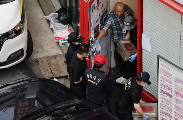 지난 3일 서울 관악구 한 식당에서 칼부림 사건이 발생 경찰이 조사하고 있다 사진연합뉴스