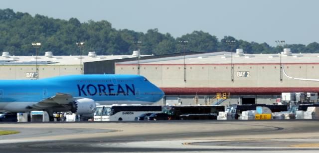 미국 이민 당국에 의해 체포·구금됐다 풀려난 한국인 근로자들이 11일현지시간 미국 조지아주 하츠필드-잭슨 애틀랜타 국제공항에서 대한항공 전세기에 탑승하고 있다 사진연합뉴스