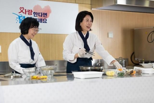 이재명 대통령 부인 김혜경 여사가 11일 서울 광진구 세종대학교에서 열린 삼삼한 요리 경연대회를 방문해 요리 시연과 푸드 토크를 하고 있다 사진대통령실 제공