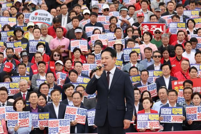 장동혁 국민의힘 대표가 12일 국회 본청 앞 계단에서 열린 야당 탄압 독재 정치 규탄 대회에서 발언하고 있다 사진연합뉴스