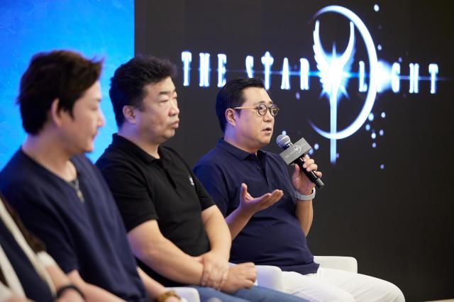 왼쪽부터 정준호 아트 디렉터 정성환 게임테일즈 대표 한지훈 컴투스 게임사업부문장 출처컴투스 