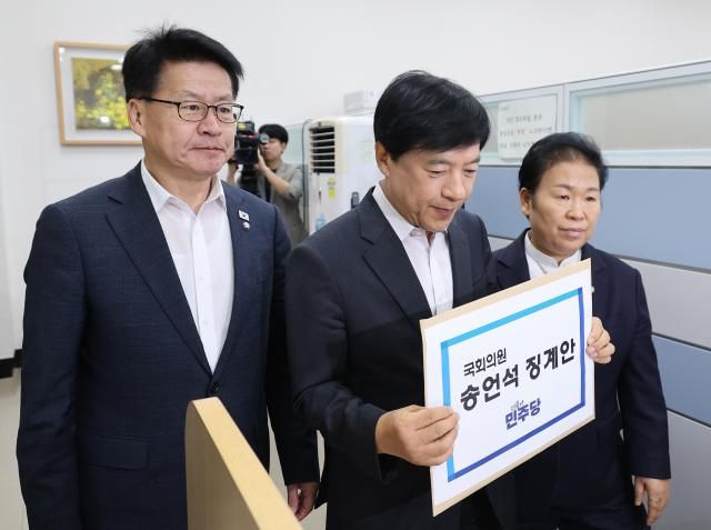 12일 국회 의안과에서 이성윤 더불어민주당 법률위원장 임호선 수석사무부총장 문정복 조직부총장이 송언석 국민의힘 의원의 징계안을 제출하고 있다 사진연합뉴스