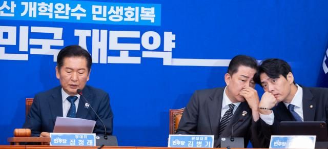 김병기 더불어민주당 원내대표가운데가 12일 국회에서 열린 최고위원회의에서 정청래 대표의 발언을 듣다 한준호 최고위원과 대화하고 있다 사진연합뉴스