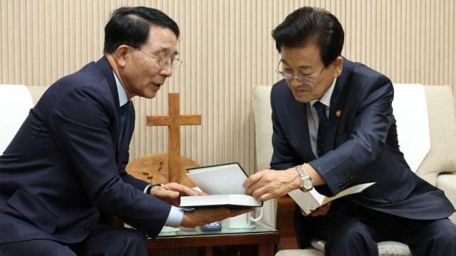 정동영 통일부 장관오른쪽이 12일 종로구 한국기독교회관에서 한국기독교교회협의회NCCK 총무인 김종생 목사를 예방했다 사진통일부 