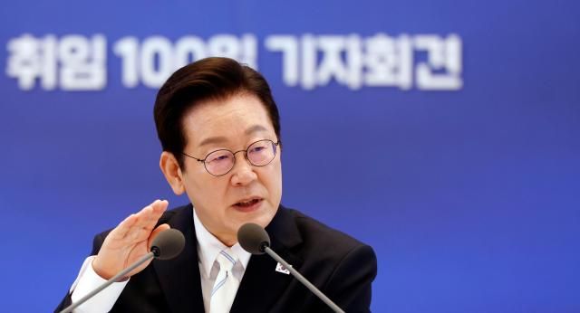 이재명 대통령이 11일 청와대 영빈관에서 열린 취임 100일 기자회견 회복을 위한 100일 미래를 위한 성장에서 답변하고 있다 사진연합뉴스