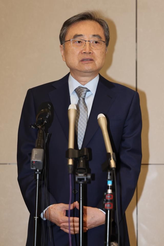 구금 한국인 석방 문제 협의를 위해 미국을 방문했던 조현 외교부 장관이 12일 인천국제공항 제2여객터미널을 통해 입국 취재진 질문에 답하고 있다 사진연합뉴스