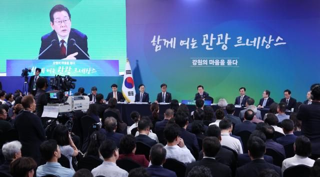 이재명 대통령이 12일 강원도 춘천시 강원창작개발센터에서 열린 지역 토론회 강원의 마음을 듣다 타운홀 미팅에서 질문에 답변하고 있다 사진연합뉴스