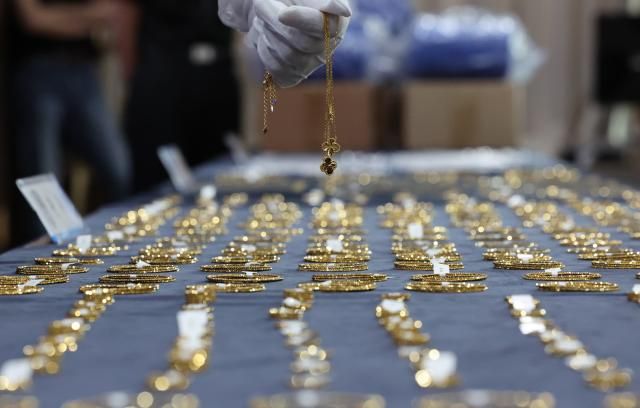 인천공항세관 관계자들이 미국 관세정책을 회피하기 위해 금 가공제품을 국산으로 위장해 수출한 업체를 적발해 압수품을 공개하고 있다 사진연합뉴스