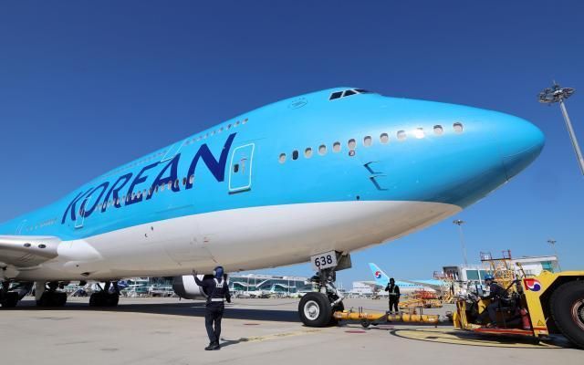 미국 조지아주 현대차그룹-LG에너지솔루션 배터리 합작 공장 건설 현장에서 구금된 한국인들을 태울 대한항공 전세기가 10일 오전 인천국제공항 2터미널 계류장에서 이륙을 준비하고 있다 사진연합뉴스 