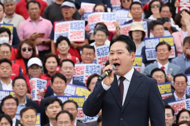 장동혁 국민의힘 대표가 12일 서울 여의도 국회 본청 앞 계단에서 열린 야당 탄압 독재정치 규탄 대회에서 발언하고 있다 사진연합뉴스