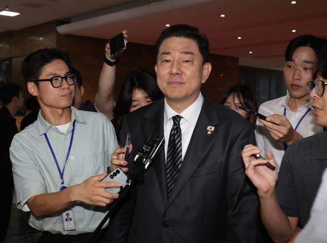 김병기 더불어민주당 원내대표가 11일 서울 여의도 국회 본회의에 참석하며 취재진의 질문을 받고 있다 사진연합뉴스