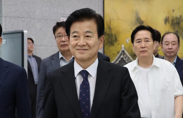 정동영 통일부 장관이 10일 공직선거법 위반 항소심 선고 공판에 참석하기 위해 전주지법 법정으로 향하고 있다 정 장관은 제22대 국회의원 선거 과정에서 허위 사실을 공표한 혐의 등으로 기소돼 1심에서 벌금 70만원을 선고 받았다 사진연합뉴스