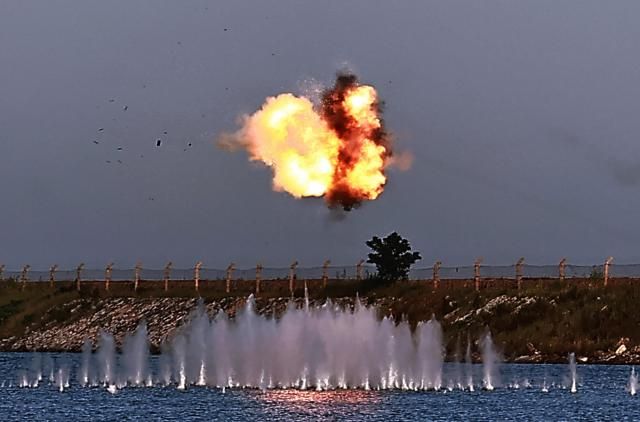 북한 김정은 국무위원장이 지난 11일과 12일 국방과학원 장갑방어무기연구소와 전자무기연구소의 사업을 지도했다고 조선중앙통신이 13일 보도했다 사진연합뉴스