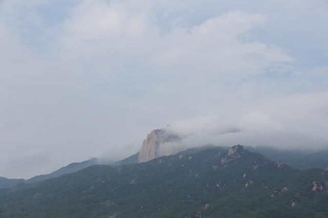 25일 오전 경기도 의정부시에서 바라본 도봉산에 비구름이 걸려 있다. [사진=연합뉴스]