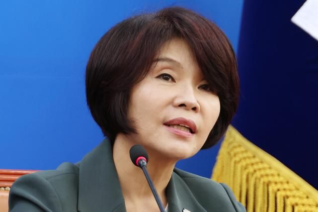 더불어민주당 한정애 정책위의장이 14일 서울 여의도 국회에서 정부조직 개편 등 현안 관련 기자간담회를 하고 있다사진연합뉴스