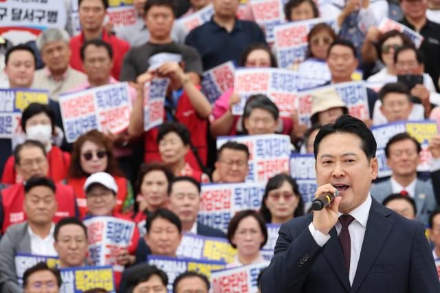 장동혁 국민의힘 대표가 12일 서울 여의도 국회 본청 앞 계단에서 열린 야당 탄압 독재정치 규탄 대회에서 발언하고 있다 사진연합뉴스