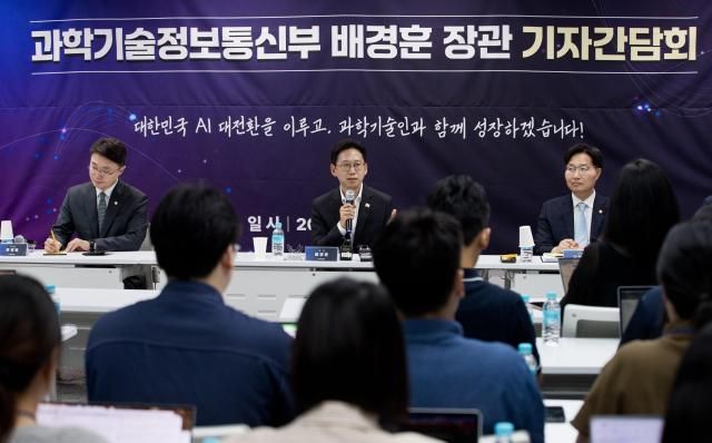 배경훈 과학기술정보통신부 장관이 12일 오후 서울 종로구 HJ비즈니스센터에서 열린 과학기술정보통신부 기자간담회 에서 기자들과 질의응답을 하고 있다 왼쪽부터 류제명 제2차관 배경훈 장관 구혁채 제1차관 박인규 과학기술혁신본부장 사진과학기술정보통신부