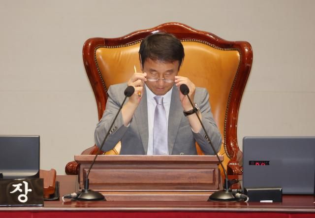 6월 30일 국회에서 열린 예산결산특별위원회 전체회의에서 한병도 예결위원장이 안경을 고쳐쓰고 있다사진연합뉴스