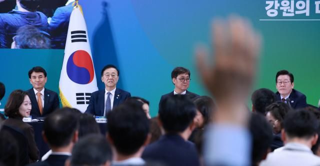 이재명 대통령이 12일 강원도 춘천시 강원창작개발센터에서 열린 지역 토론회 강원의 마음을 듣다 타운홀 미팅에서 질문을 받고 있다사진연합뉴스